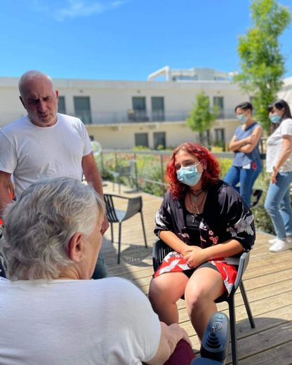 Les adolescents travaillent sur l'intergérationnel en rendant visite aux aînés dans les Ehpad.