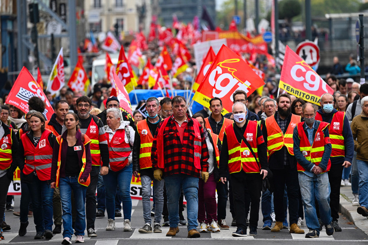 les syndicats dans la rue pour les salaires et le droit de greve