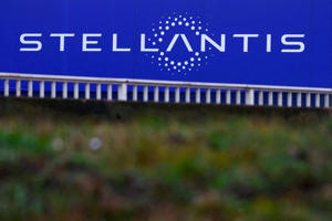 Logo Stellantis sur le bâtiment d'une entreprise à Velizy-Villacoublay près de Paris