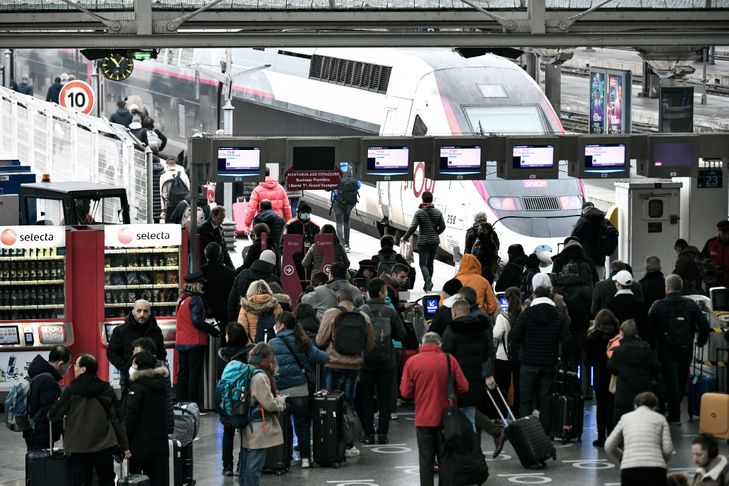 Grève SNCF: avec 4 TGV sur 10, les voyageurs face à la grève des contrôleurs