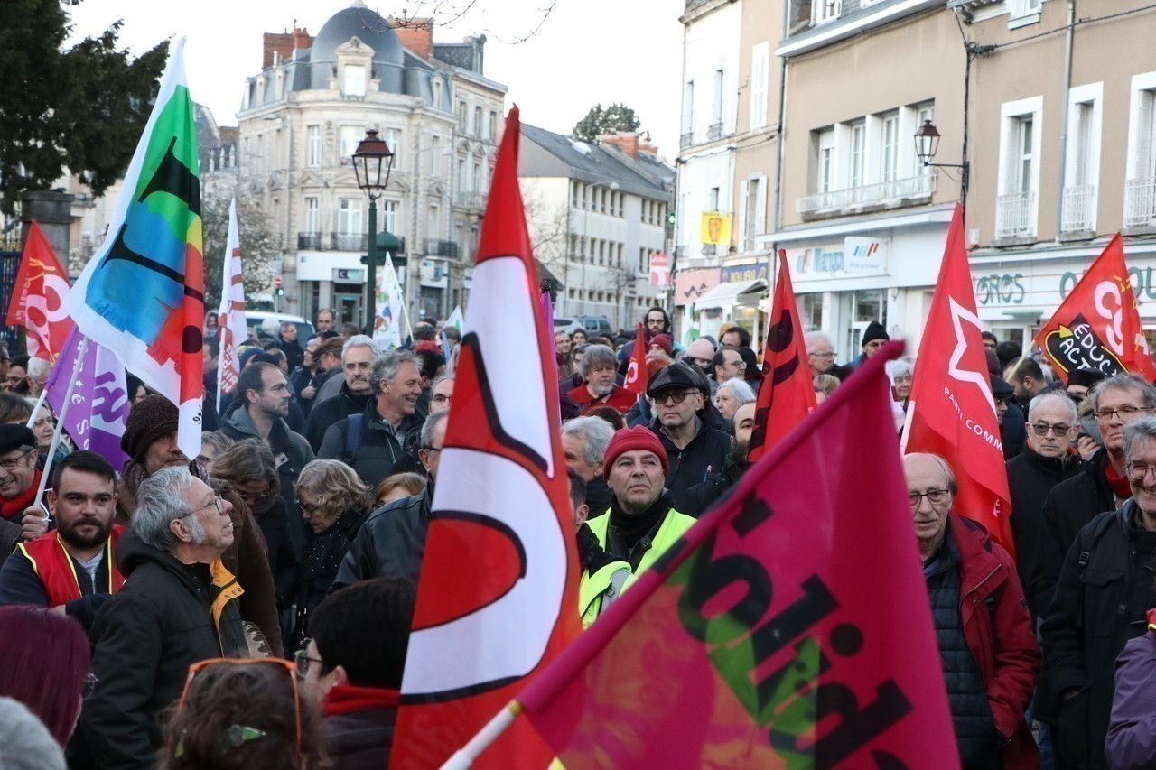 250 personnes se sont réunies devant la préfecture de la Mayenne. 