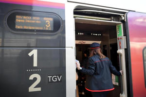 Une salariée de la SNCF dans un train. Photo d’illustration.