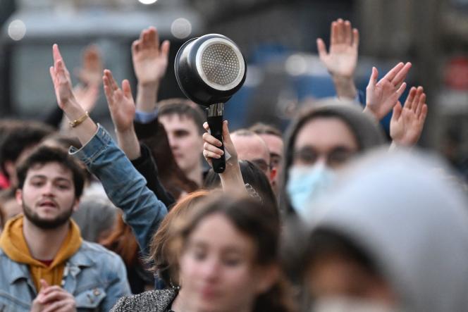 Des manifestants participent à un concert de casseroles pour protester pendant l’allocution télévisée du président français Emmanuel Macron à la nation, à Rennes, le 17 avril 2023.