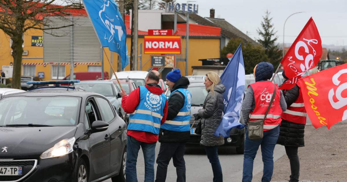 photos reforme des retraites les syndicats tractent a phalsbourg et creent des bouchons sur la rn4
