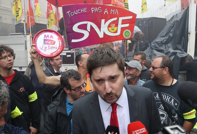 Laurent Brun, secrétaire général de la CGT cheminots, lors de la manifestation des cheminots devant le Sénat, à Paris le 29 mai 2018