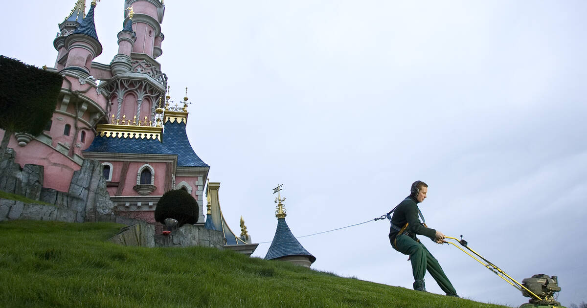 Plus de 1 000 salariés défilent à Disneyland Paris, «historique» selon les syndicats