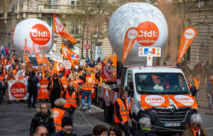 Des adhérents de la CFDT lors d'une manifestation contre la réforme des retraites, à Paris le 6 avril 2023.